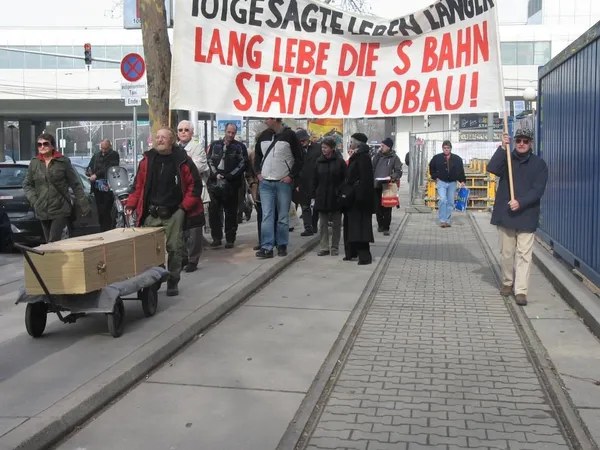 Totgesagte leben länger - Lang lebe die S-Bahn Station Lobau, Foto 14
