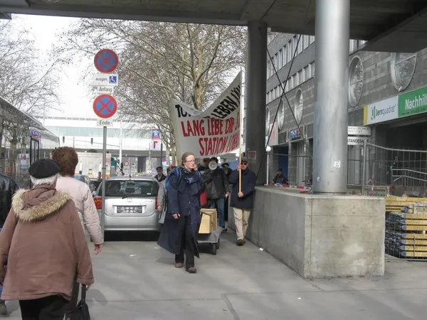 Totgesagte leben länger - Lang lebe die S-Bahn Station Lobau, Foto 17