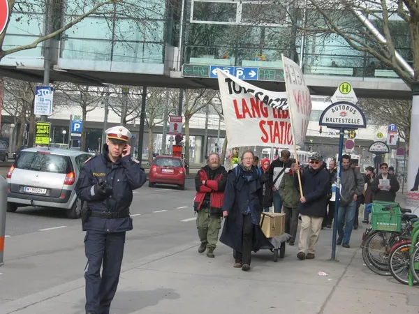 Totgesagte leben länger - Lang lebe die S-Bahn Station Lobau, Foto 19