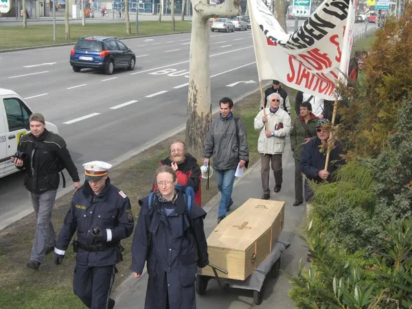 Totgesagte leben länger - Lang lebe die S-Bahn Station Lobau, Foto 27