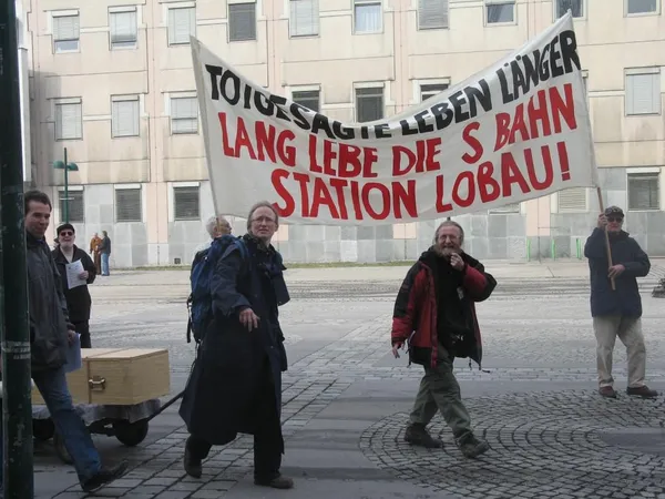 Totgesagte leben länger - Lang lebe die S-Bahn Station Lobau, Foto 32