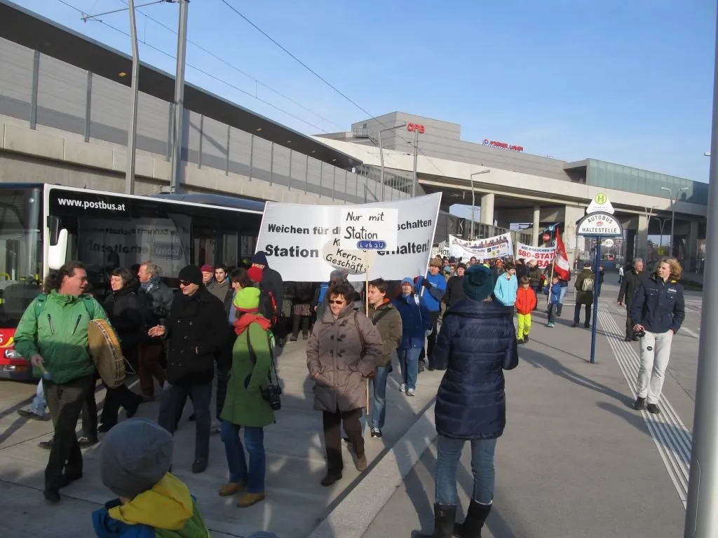 Demonstrationszug beim Protest-Wandertag von Stadlau nach Lobau